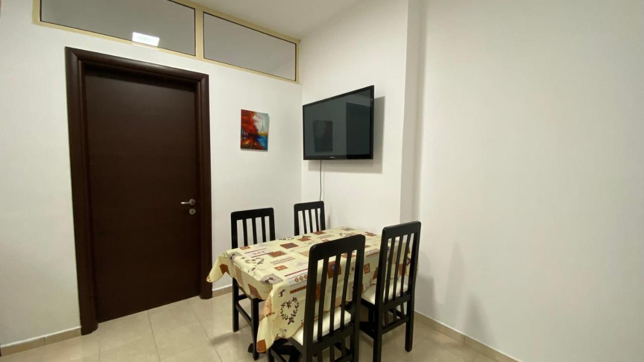 Anna'S Apartament Lushnjë エクステリア 写真